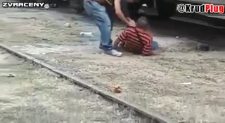 naskakoval na vlak a přišel o nohu