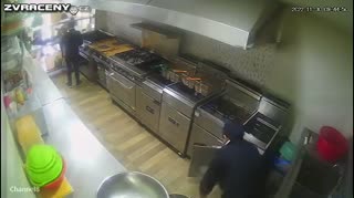 v kuchyni bouchnul plyn