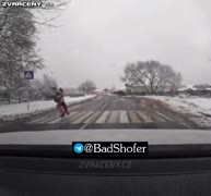 hrdina v oranžovém obleku