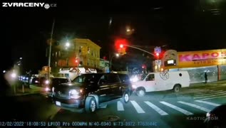 Sražen zrcátkem a zabit dalším autem