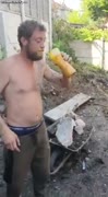 Idiot chtěl vypít velkou sklenici hořčice