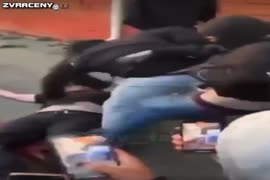 Dělali bordel na silnici tak se jim v tom snažil zabránit
