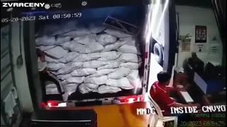 ukazoval jak má zacouvat