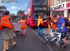 cyklista vyhazuje třicátníky ze silnice