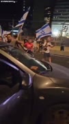 Najede autem do protestujících