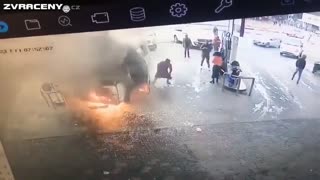 Minibus na benzínce začal hořet