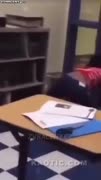 Cihlou do hlavy spolužačky