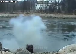 Týpkovi bouchne petarda v ruce