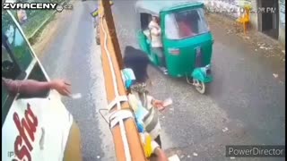 Autobus narazí do tuk tuku