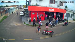 Motorkář zapříčinil nehodu, Brazílie