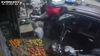 Auto najede do Indů