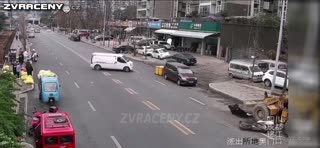 Narazí hlavou na radlici