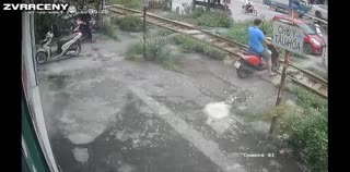 Skútr Vs. Vlak