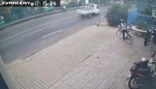 Dvojitá srážka cyklistky