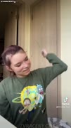 Mladá s nožem