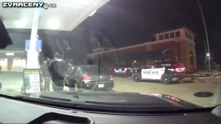 Vezme policistovi zbraň