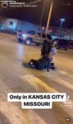 Černoši bijí policisty